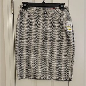 V Cristina Black and White Wave Pencil Skirt